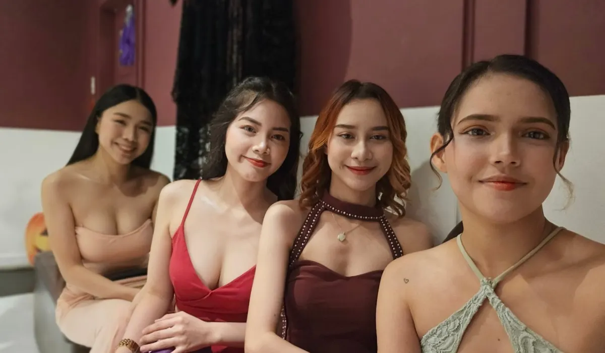 成人旅遊與城市夜生活合照