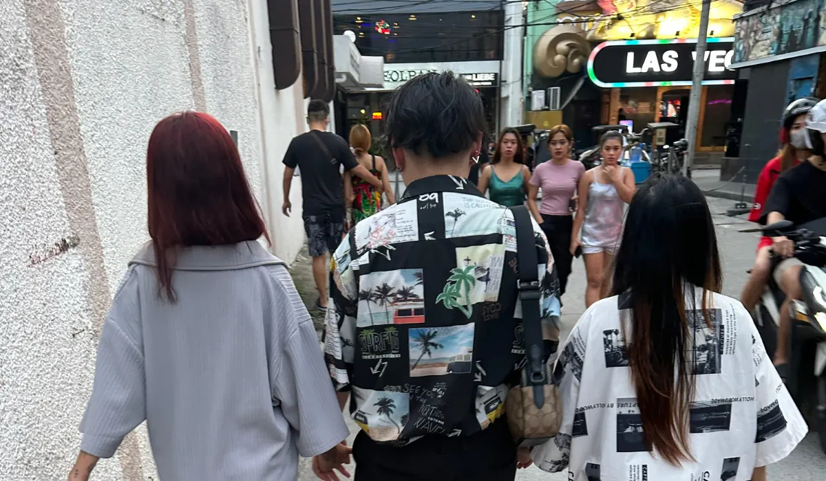 旅客於街區步行的場景