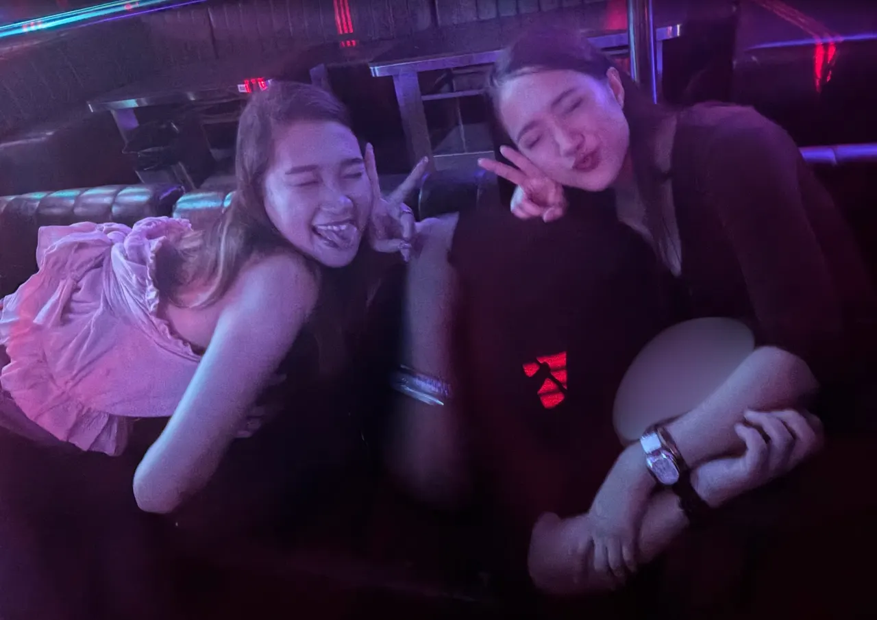 成人旅遊與城市夜生活合照