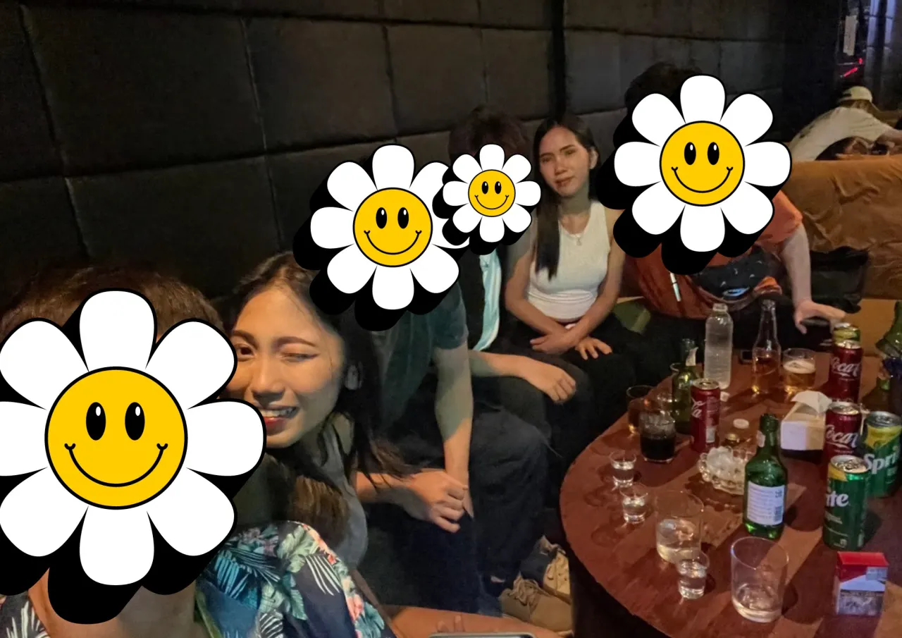成人旅遊與城市夜生活合照