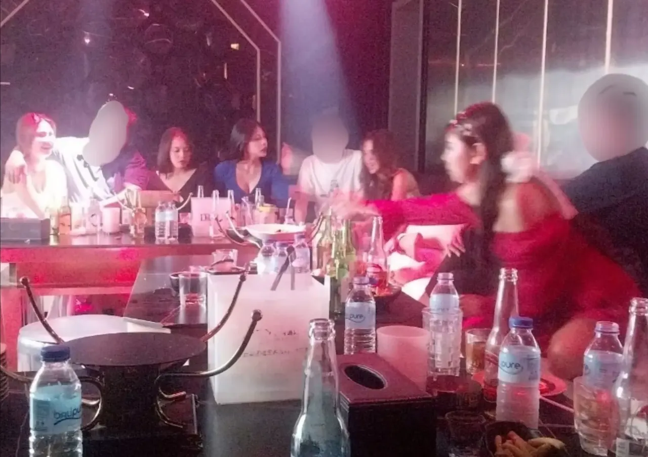 KTV 包廂內的餐桌
