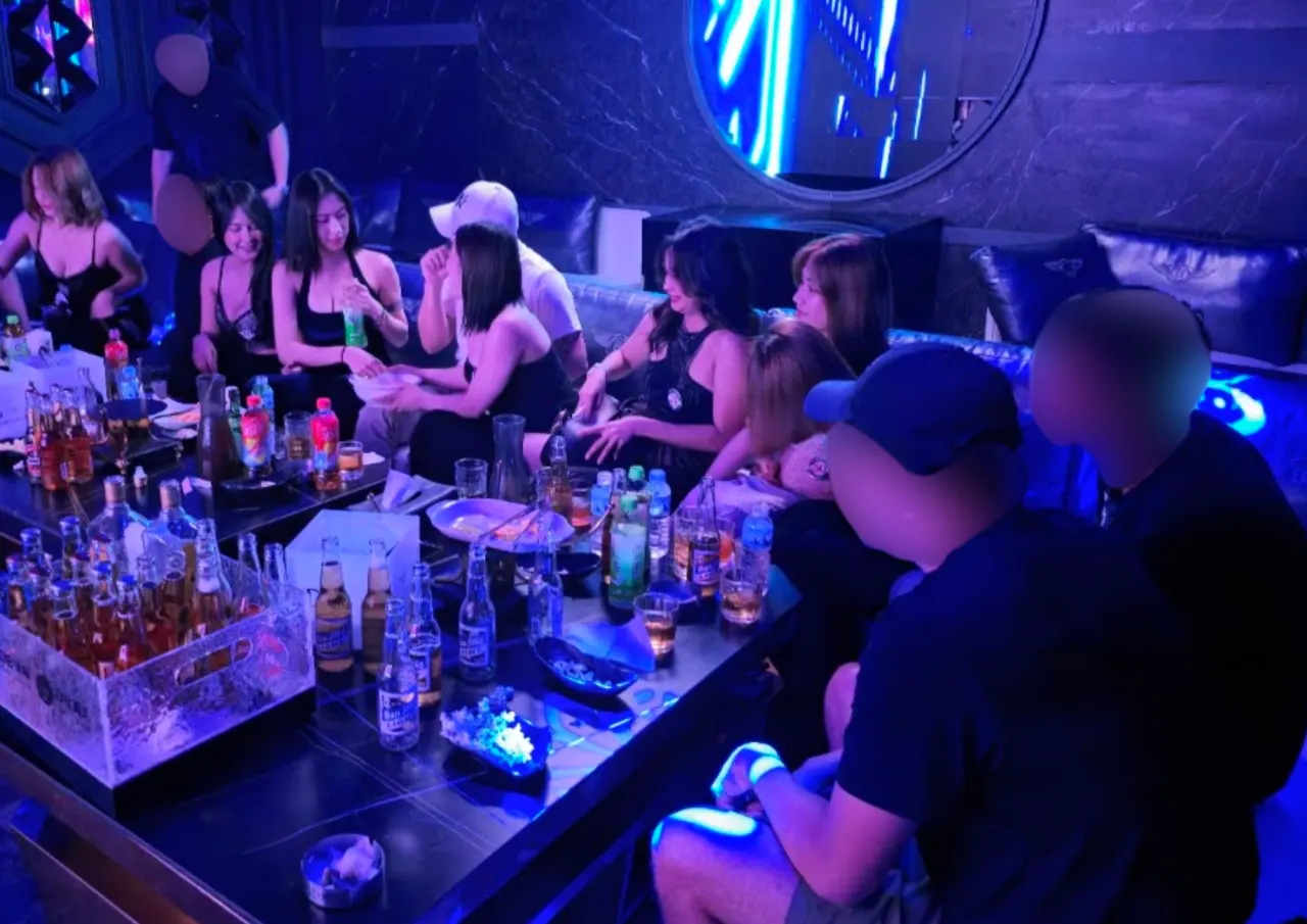 成人旅遊與城市夜生活合照