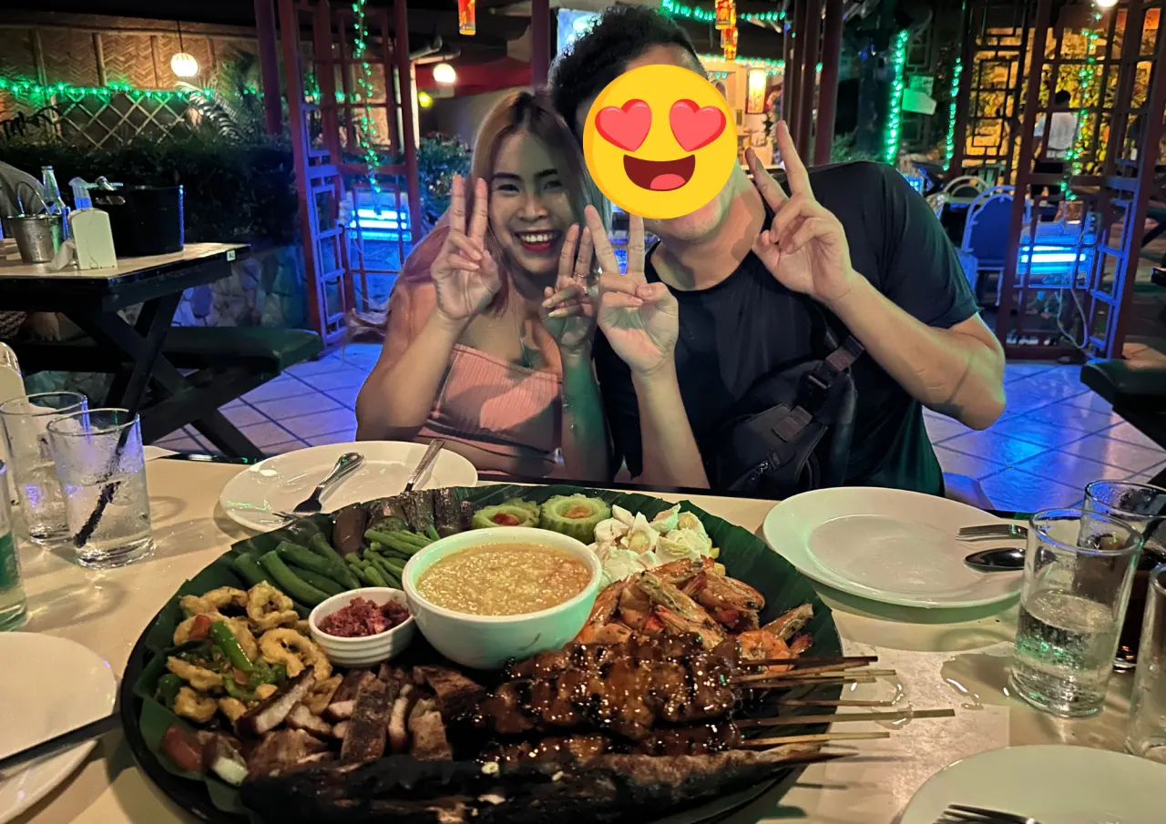 成人旅遊與城市夜生活合照