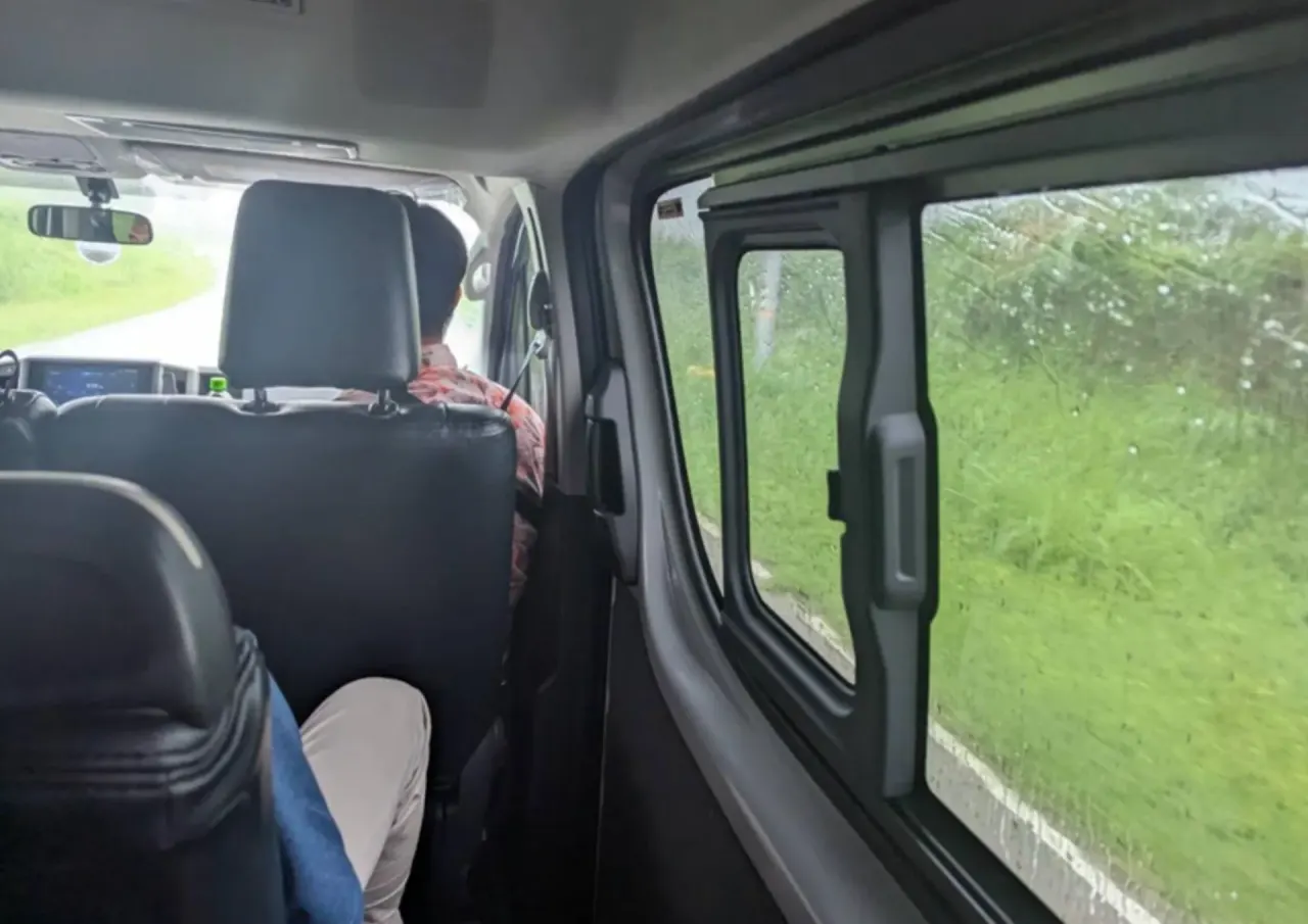 旅程中的包車交通