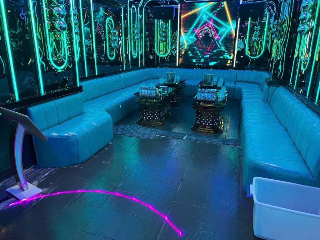363 KTV 湖藍皮質環形卡座包廂，青綠鏡面光牆與粉色霓虹線條