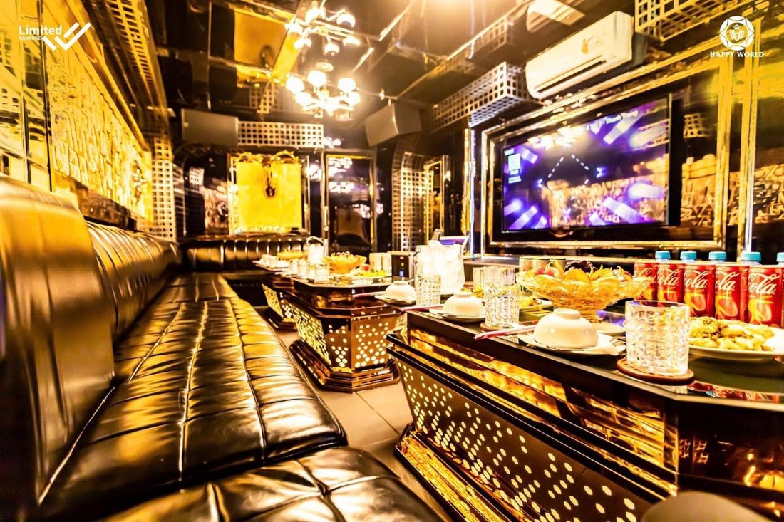 363 KTV 金色調包廂，黑色皮質長卡座、金雕背景牆與水晶吊燈