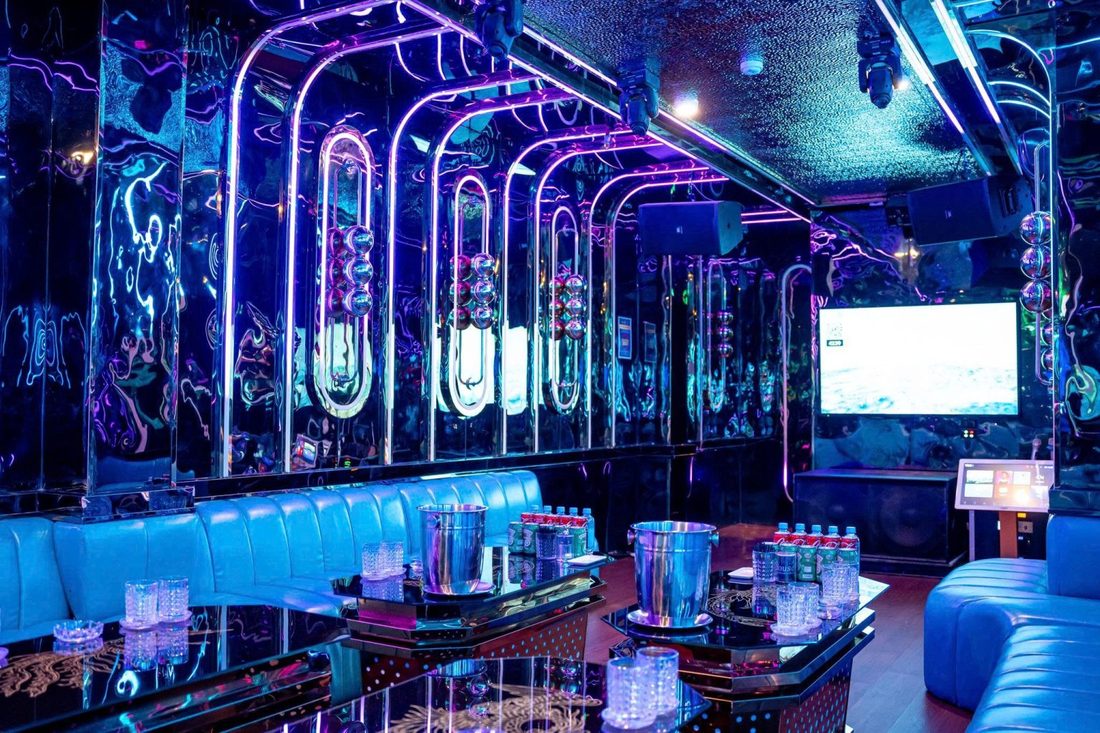 363 KTV 藍皮環形卡座包廂，鏡面霓虹拱門與銀色迪斯科球串