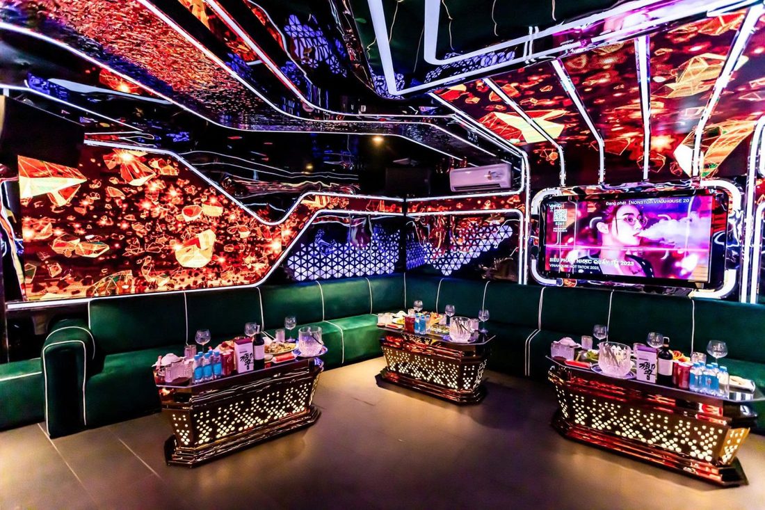363 KTV 中包廂，紅金碎鑽 LED 光牆、墨綠絲絨長卡座與三張金色打孔矮幾