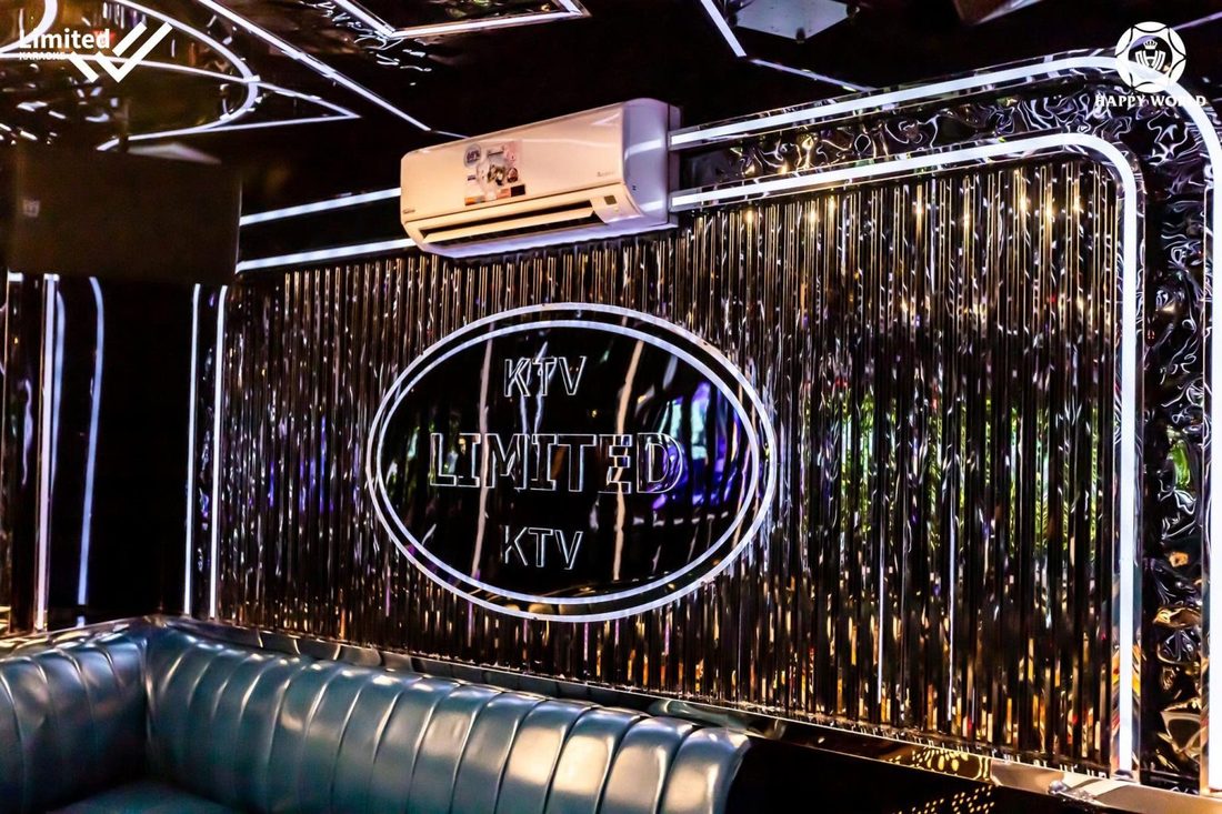 363 KTV 銀色流蘇光牆上的 KTV LIMITED 圓形標誌與墨綠皮質卡座