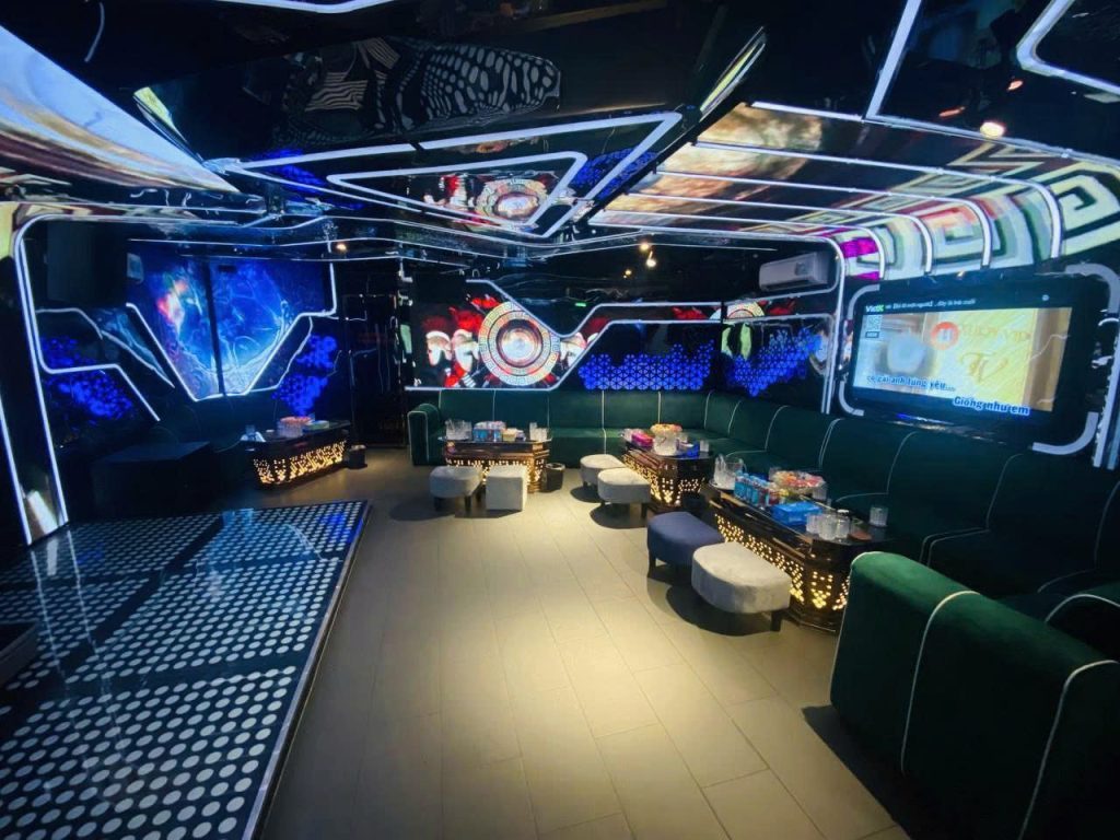 363 KTV 藍綠霓虹幾何光牆包廂與墨綠絲絨卡座
