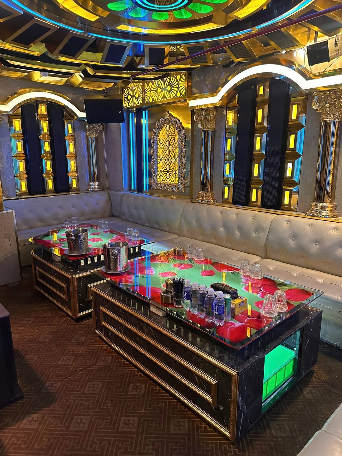 57 KTV 藍金彩窗包廂 · 拱形壁龕與彩色玻璃穹頂