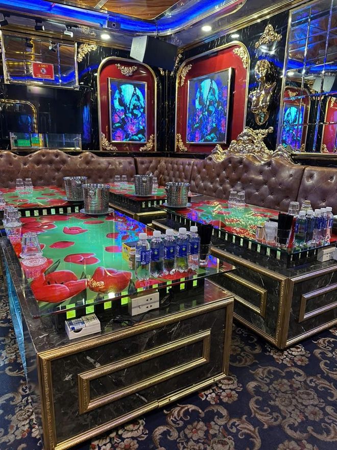 57 KTV 黑金大理石包廂 · 深棕皮質卡座