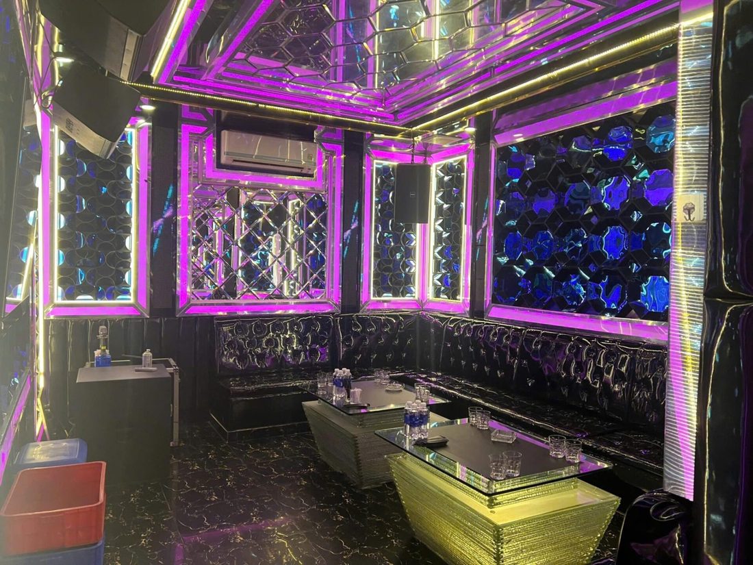 700 LAI KTV 紫金燈包廂 · 洋紅燈帶配藍色六角玻璃磚牆與金色亮片矮幾