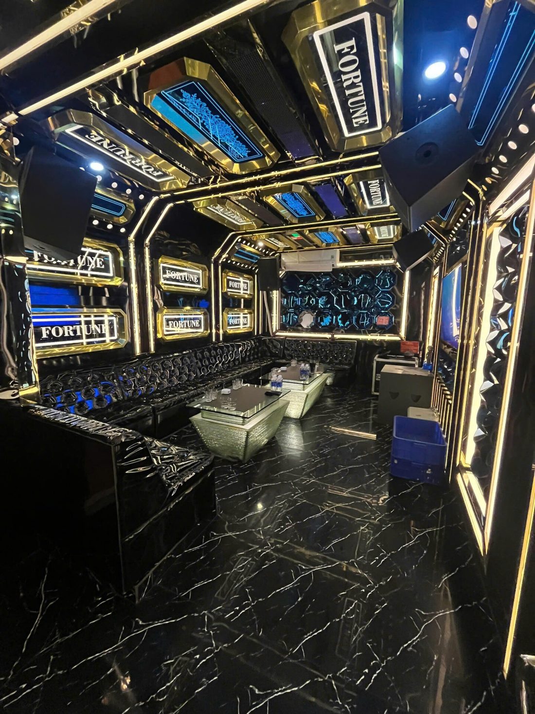 700 LAI KTV 黑金科技感包廂全景 · 金色格柵牆與黑金大理石地面