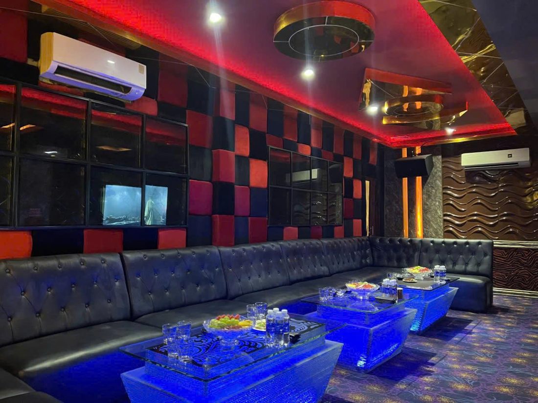 700 LAI KTV 紅黑方格絨布大包廂 · 金色圓環吊燈與藍光茶几