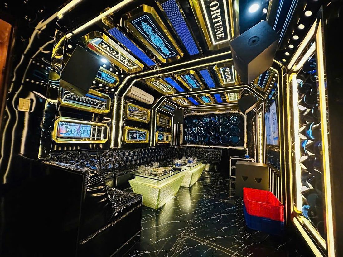 700 LAI KTV 黑金包廂 · 層層金屬稜線天花與發光 FORTUNE 銘牌