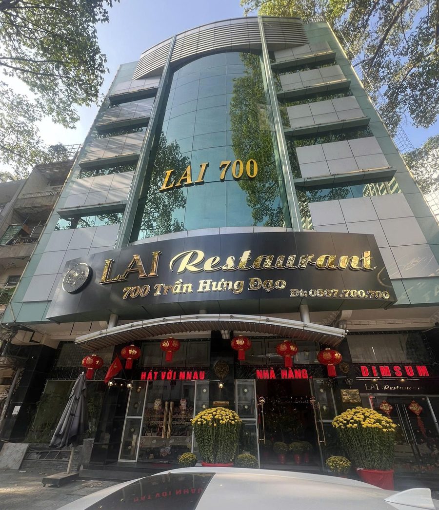 700 LAI KTV 所在的玻璃幕牆獨立樓 · 樓身金色 LAI 700 字樣