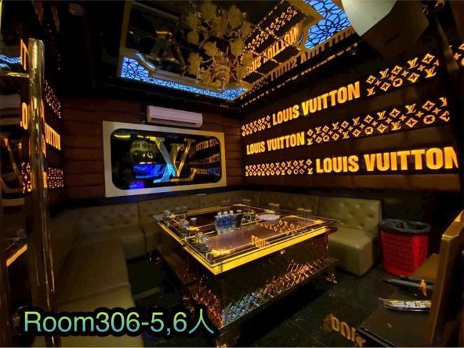93 KTV PEARL Room306 老花圖案金色包廂