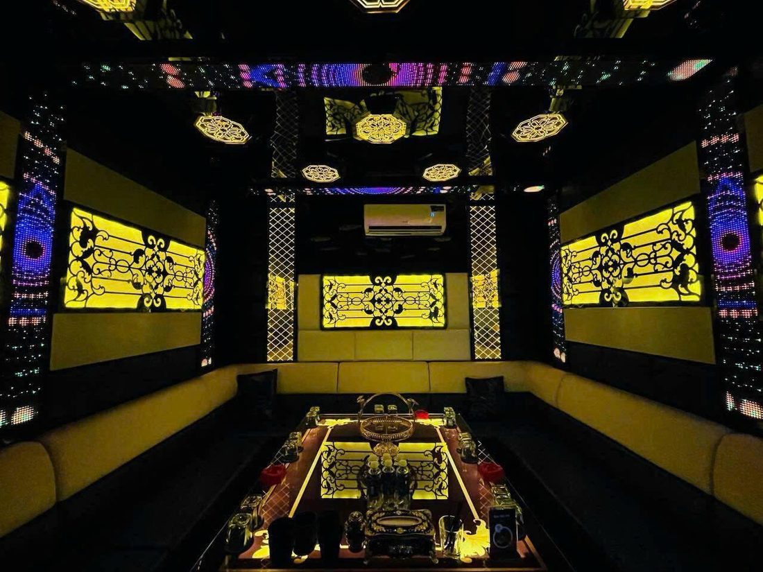 93 KTV PEARL 明黃鐵藝蜂窩金包廂