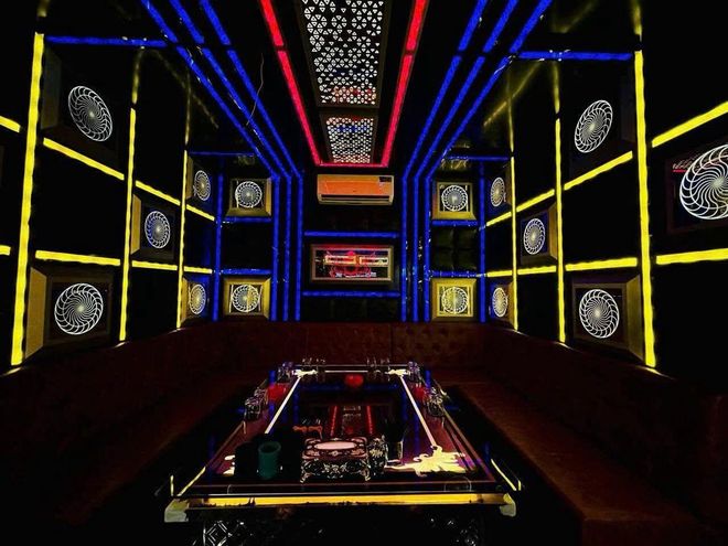 93 KTV PEARL 藍黃光管長桌包廂內景