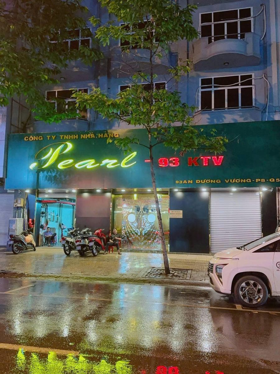 93 KTV PEARL 胡志明第五郡門頭 綠底 Pearl 霓虹招牌