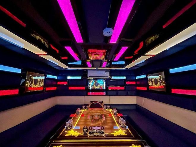 93 KTV PEARL 藏青粉藍光帶包廂