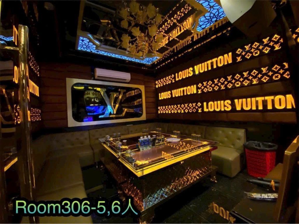93 KTV PEARL Room306 老花圖案金色包廂