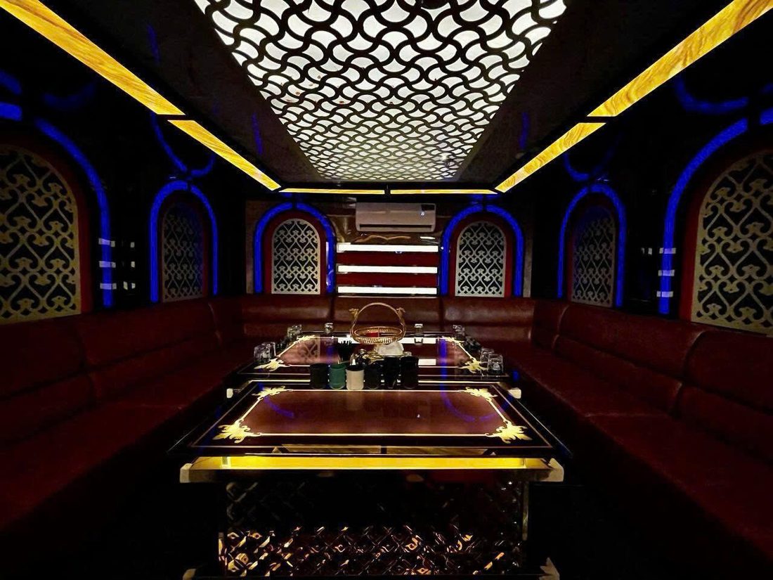 93 KTV PEARL 藍光拱門金紋鏤空天花包廂