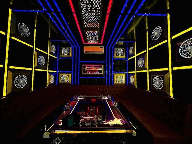 93 KTV PEARL 藍黃光管電路板風格包廂