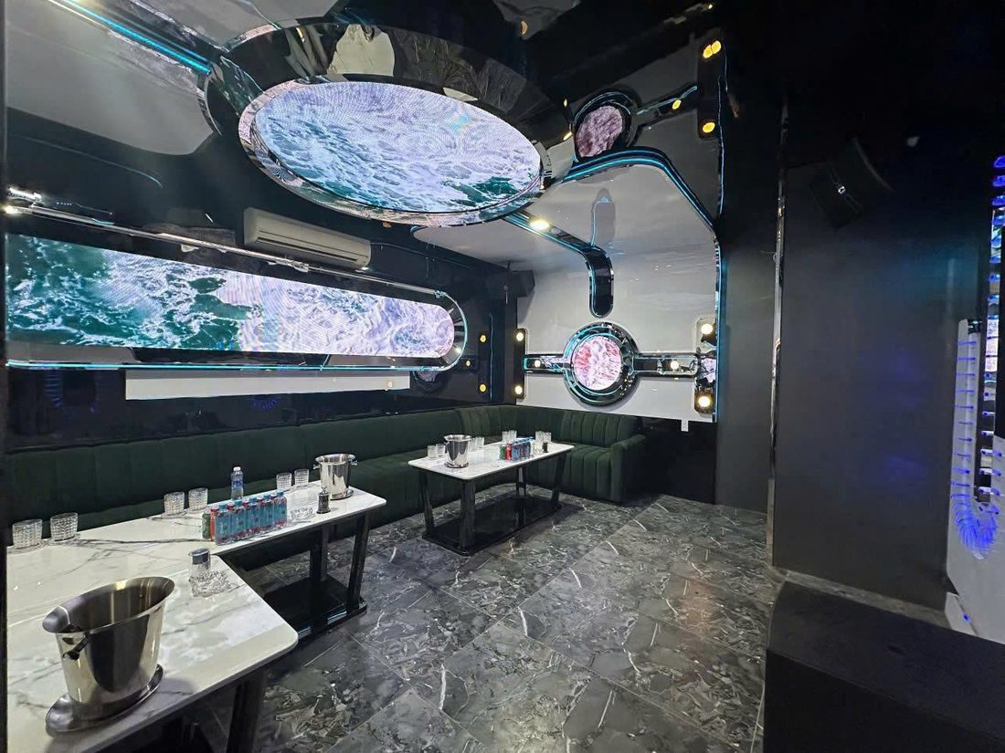 ATLANTIS KTV 包廂牆面長條屏放海面浪花，頂部橢圓屏與圓形舷窗