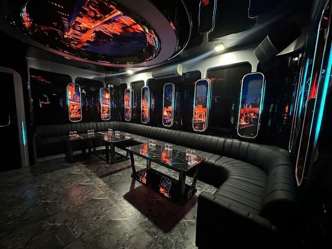ATLANTIS KTV 大包廂一整排竪長舷窗屏與黑色皮革環形卡座