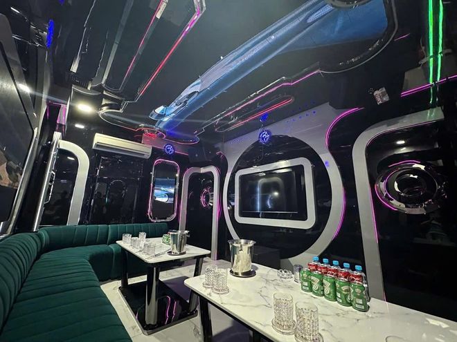 ATLANTIS KTV 包廂品紅燈帶亮起，舷窗與圓形艙門造型牆面
