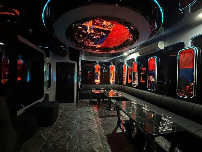 ATLANTIS KTV 大包廂圓形穹頂屏放紅色星球畫面，兩側舷窗屏同步變紅