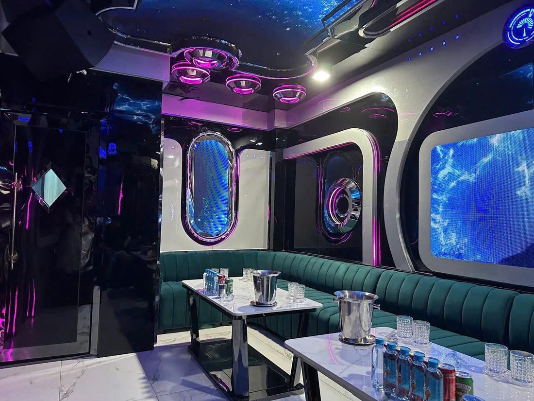 ATLANTIS KTV 同一間包廂換成冰藍燈帶，主屏放深海水流畫面