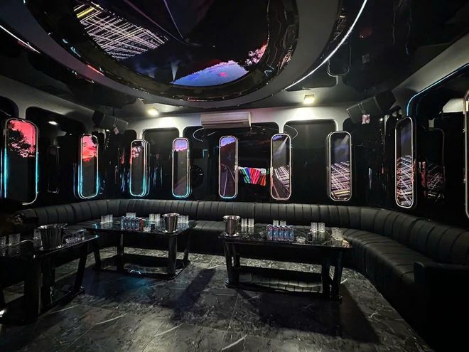 ATLANTIS KTV 大包廂整面牆九扇竪長舷窗屏與黑色環形皮卡座，頂部圓形穹頂屏
