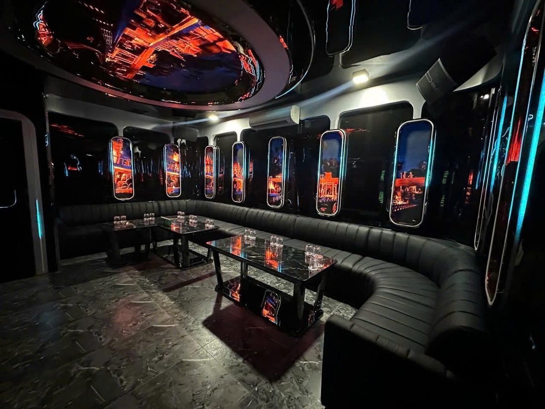 ATLANTIS KTV 大包廂一整排竪長舷窗屏與黑色皮革環形卡座