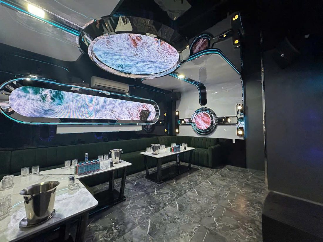 ATLANTIS KTV 包廂橢圓穹頂屏放星球地表畫面，牆面長條舷窗屏