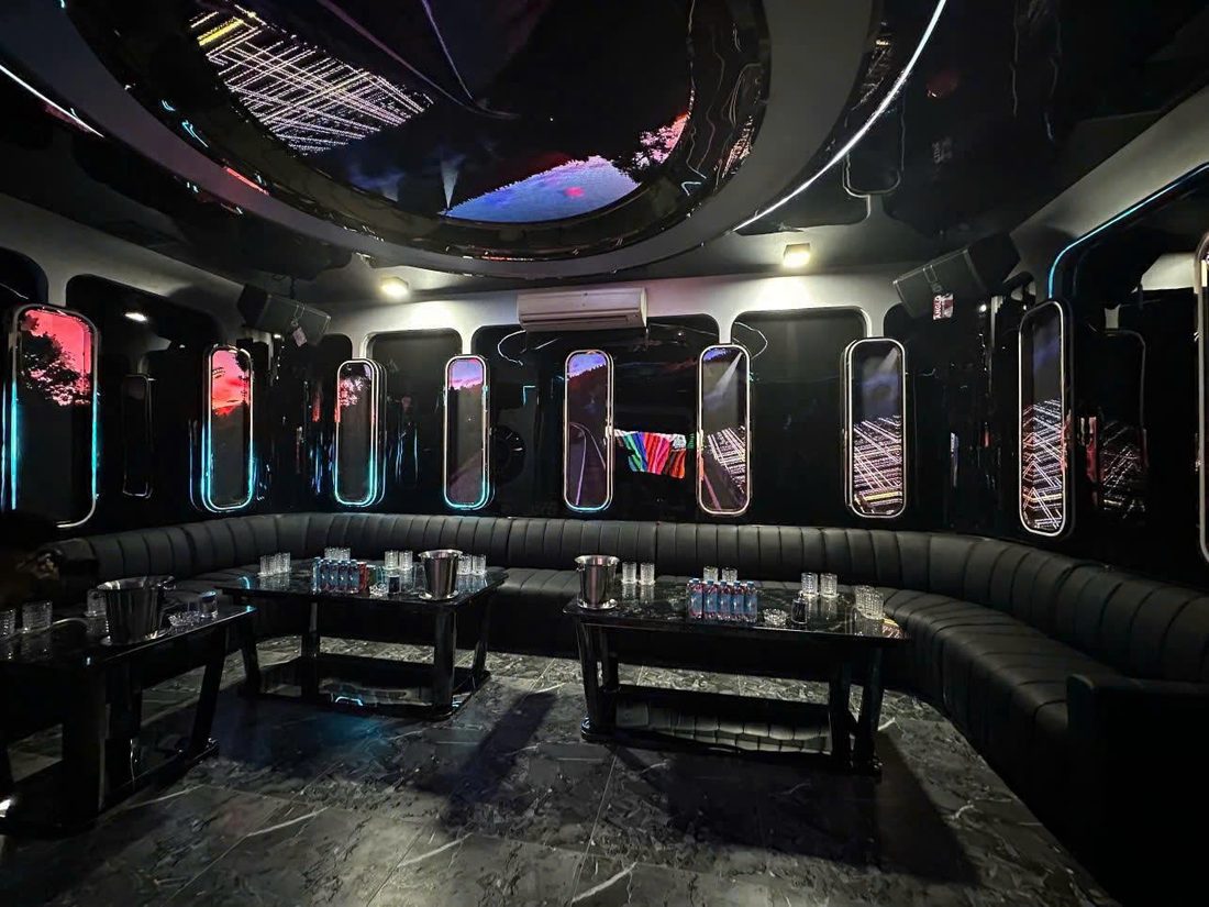 ATLANTIS KTV 大包廂整面牆九扇竪長舷窗屏與黑色環形皮卡座，頂部圓形穹頂屏
