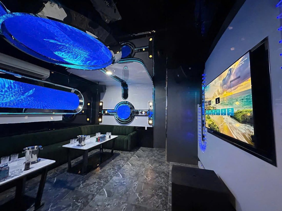 ATLANTIS KTV 包廂藍色橢圓屏與圓形舷窗，深綠卡座與大屏幕點歌台