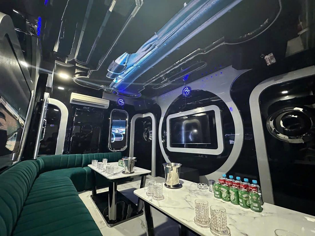 ATLANTIS KTV 包廂深綠絲絨長卡座與白色大理石桌，圓形艙門造型主屏