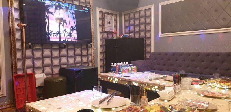 BOSS KTV 深灰菱格軟包包廂，正前方大屏 LED