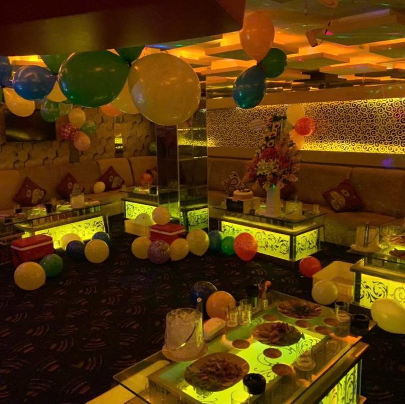 BOSS KTV 生日慶祝佈置，發光台上擺果盤與氣球