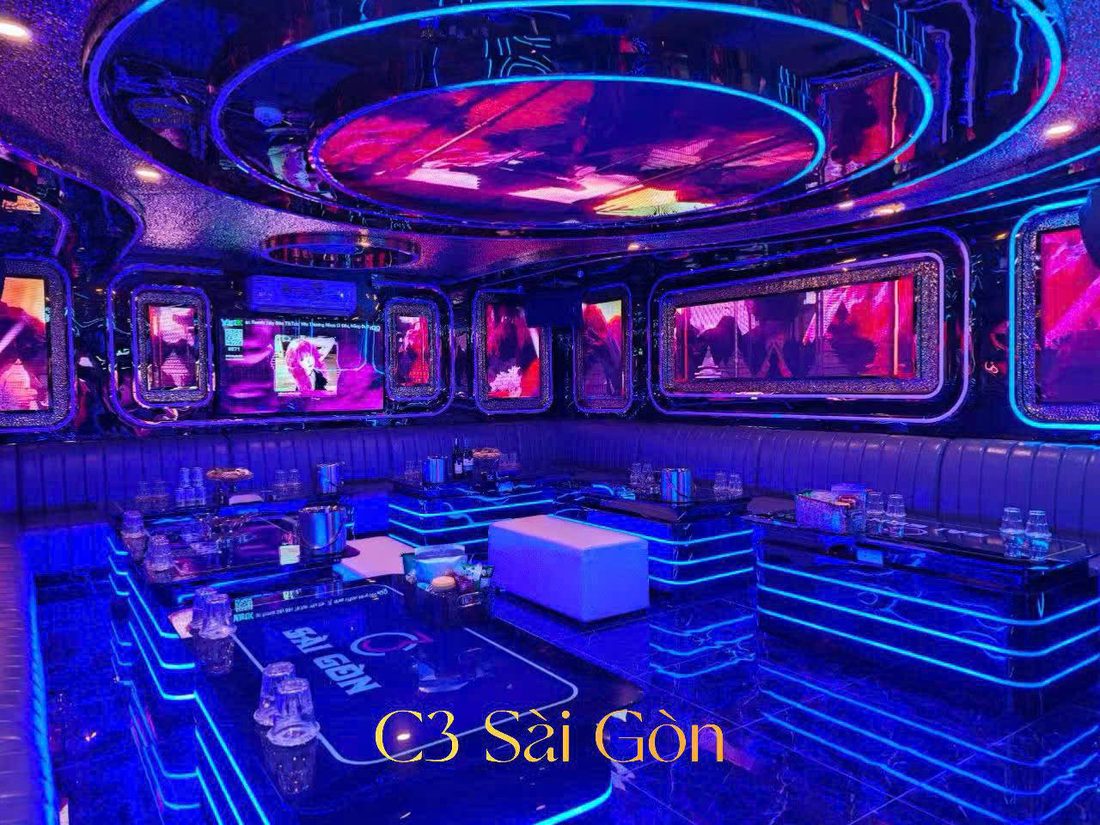 C3 SÀI GÒN KTV 包廂：霓虹紫調牆面畫面屏與黑鏡玻璃桌