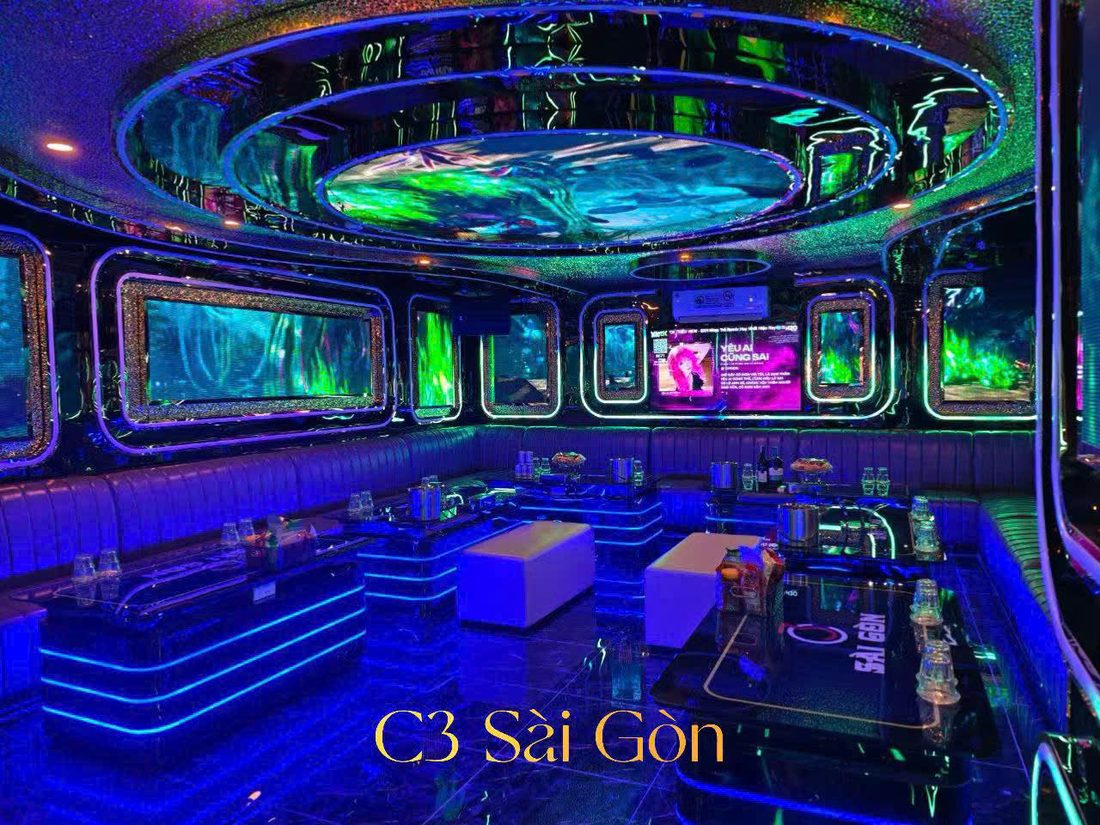 C3 SÀI GÒN KTV 包廂：深海綠調環形天花與階梯發光卡座