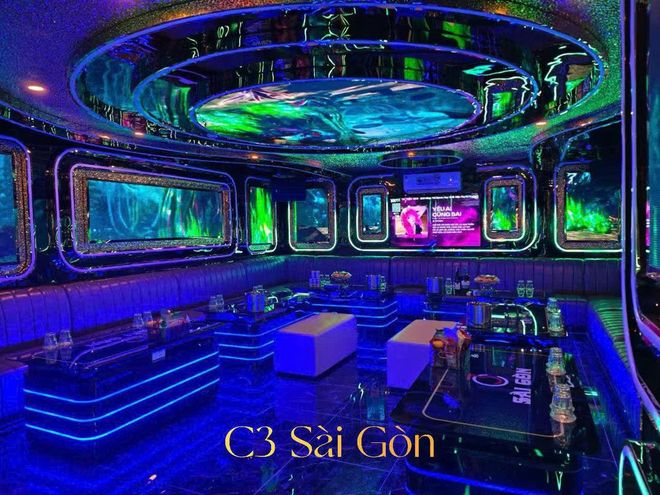 C3 SÀI GÒN KTV 包廂：深海綠調環形天花與階梯發光卡座
