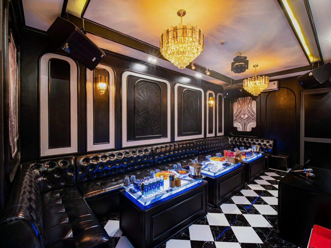 THE EVEREST KTV 黑色雕花牆板包廂，黑白棋盤格地面與金色吊燈