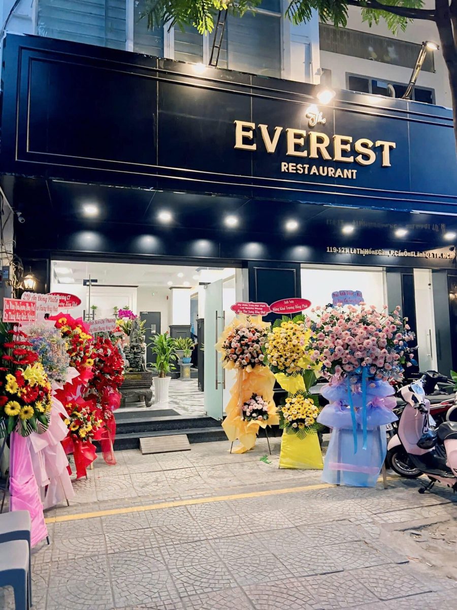 THE EVEREST RESTAURANT 胡志明第一郡門頭招牌