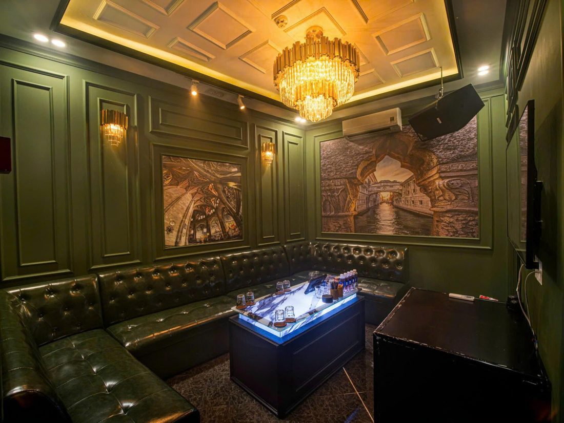 THE EVEREST KTV 橄欖綠小房，U 型卡座與壁畫牆面