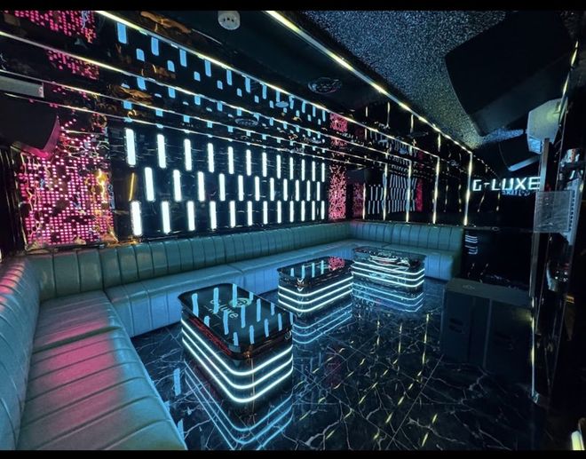 G-LUXE KTV 藍白燈管牆與 U 形長卡座包廂