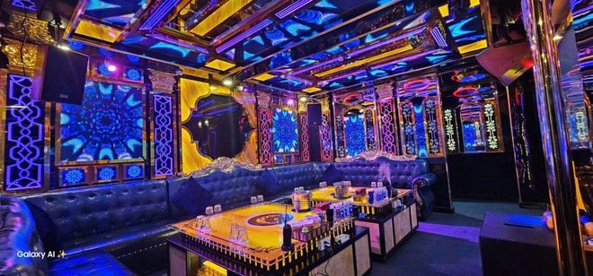 G9 KTV 藍色萬花筒燈牆與深藍皮卡座包廂